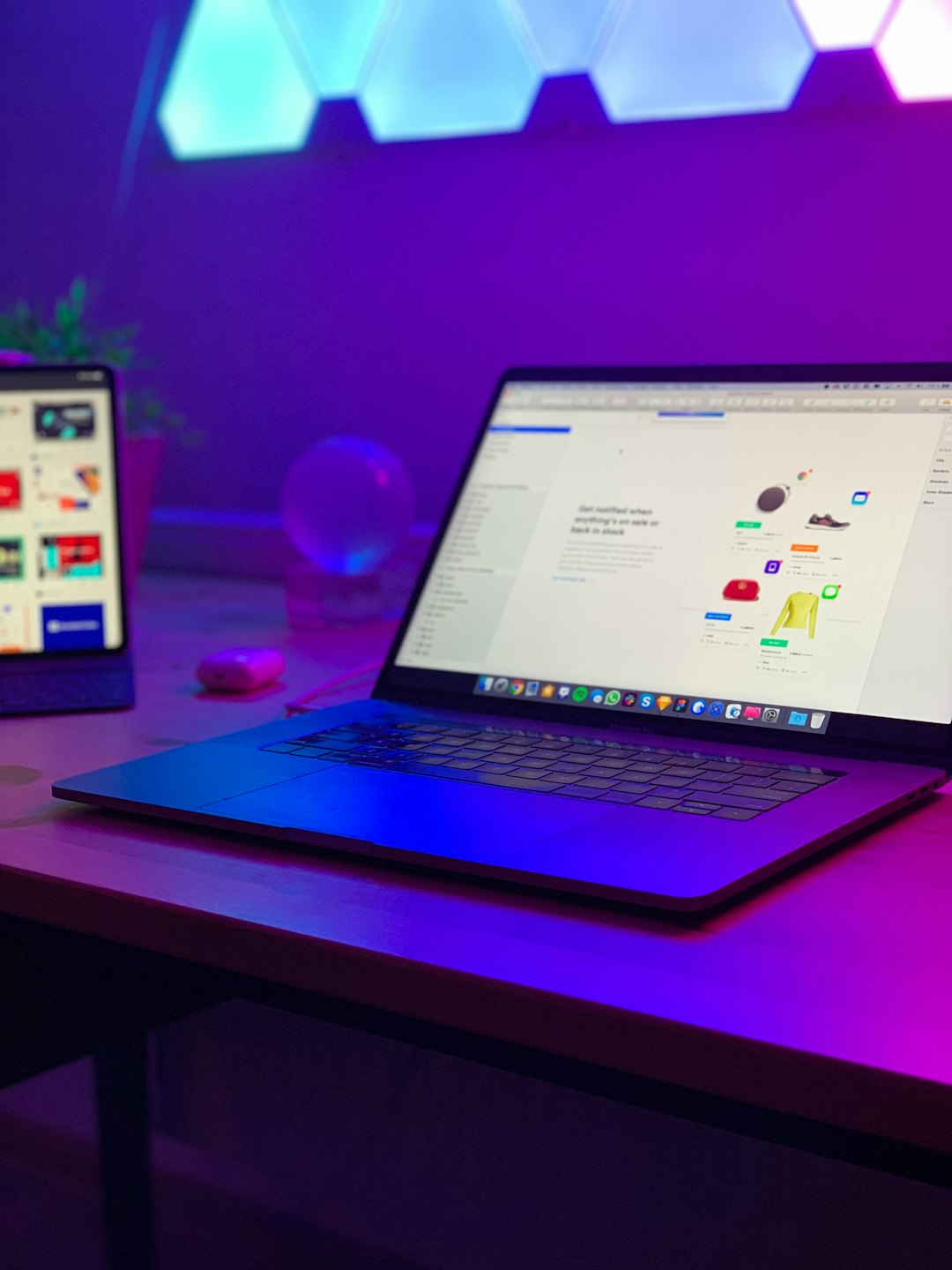 Laptop mit einer E-Commerce-Website auf einem Holztisch.